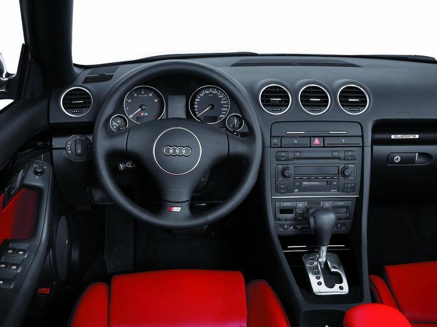 Торпедо Audi S4 Cabriolet (B6, 8H) 2003 года  (фото 13 из 20)